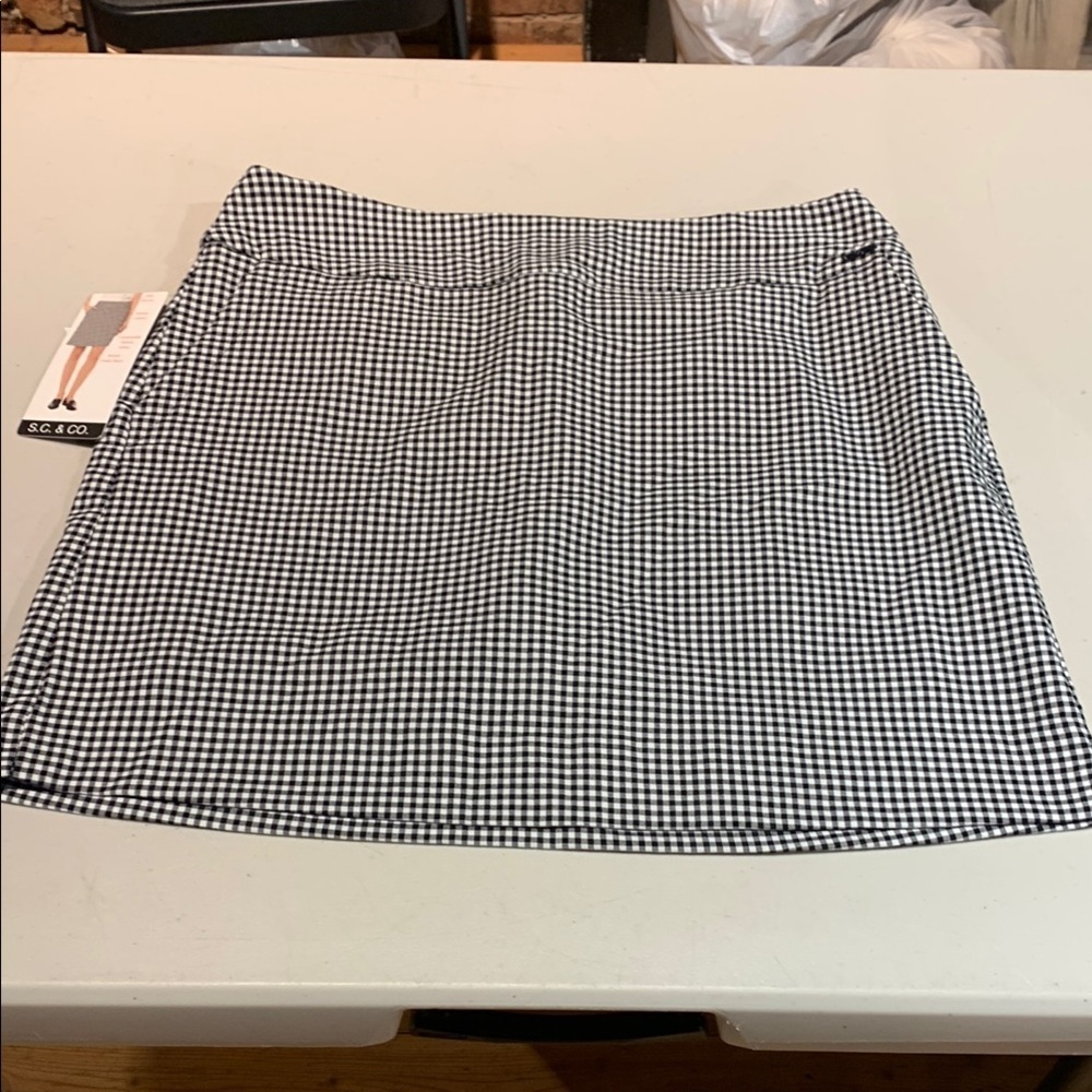 Chic Black and White Checkered Skork